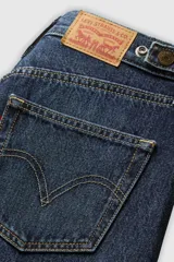 Pantalón de jean azul oscuro, de corte amplio y tiro alto.