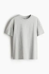 Remera gris de corte amplio, cuello redondo y mangas cortas.