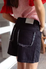 Short de denim color crudo, de calce relajado y cintura media.