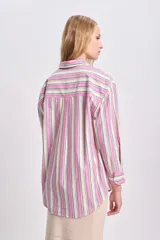 Camisa de manga larga con rayas verticales en tonos rosa, blanco, azul y rojo.