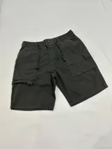 Bermuda de corte baggy color gris, con cintura elástica y bolsillos laterales.
