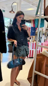 Shorts de cuero color verde militar, con volados frontales.