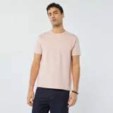 Camiseta rosa de manga corta con textura de seersucker y cuello redondo.