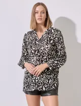 Blusa estampada de rayón con cuello a la base y escote en V, con manga larga amplia y detalle plisado.