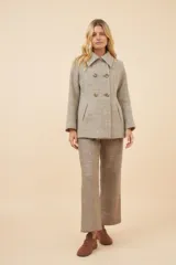 Chaquetón de lana fina color beige con cuello solapa, doble abotonadura frontal, bolsillos ojal y forro al tono.