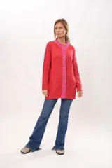 Saco de algodón color fucsia con detalles de relieve, cierre frontal y botones.