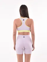 Calza corta de lycra color lila, tiro alto.