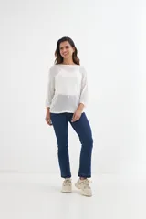 Sweater negro de tejido calado con mangas 3/4 y escote amplio.