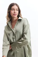 Camisa negra de manga larga confeccionada en tela satinada.