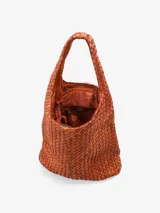 Bolso negro de formato amplio con asa corta al hombro y correa larga ajustable, diseñado con un tramado de cuadros en toda su superficie.
