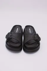 Sandalias negras de plataforma con hebilla ajustable y suela track.