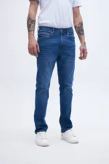 Jean azul de corte slim fit, con cintura media y cierre con botón y cremallera.