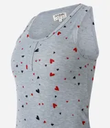 Conjunto de pijama short doll confeccionado en rib, compuesto por una musculosa con puño y un short con cintura elástica, ambos con estampado de corazones.
