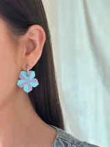 Aros colgantes con arito de acero quirúrgico y dije en forma de flor pintada a mano. Cada flor es única.