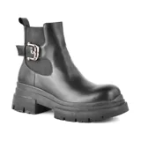 Bota casual de cuero sintético negro con elástico lateral, hebilla decorativa y plataforma con suela track.