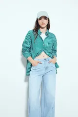 Jean ancho de tiro medio, color azul oscuro, con corte wide leg y paneles de costura visibles en las piernas.