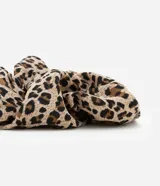 Scrunchie para el pelo con estampado animal print en tonos beige, marrón y negro.