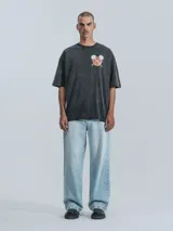 Remera negra de algodón con cuello redondo y calce oversize. Estampado en la espalda con diseño de Mickey y Minnie Mouse en un dragón chino, con la frase "Take Away".