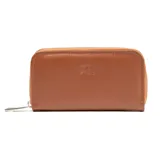 Billetera pequeña color marrón de cuero con cierre de cremallera y logo XL grabado en el frente.