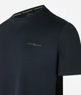 Remera deportiva celeste de poliéster con tecnología Dry, cuello redondo, manga corta y estampa reflectiva con lettering en el frente y la espalda.