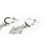 Aros colgantes plateados de acero quirúrgico, con forma de medialuna y dije rectangular con diseño labrado.