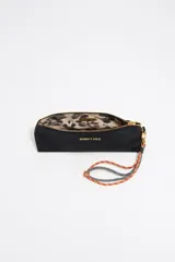 Neceser pequeño de nylon color negro con logo metálico dorado de Bimba y Lola, cierre con cremallera y tirador de cordón.