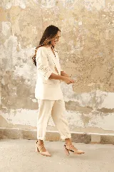 Zapato de gamuza azul marino con escote en V, tiras cruzadas diagonales y taco cuadrado de 8cm.