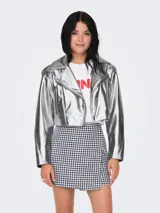 Chaqueta corta plateada de estilo biker con cierre asimétrico de cremallera, cuello con solapas y mangas largas con detalles de botones.