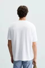 Camiseta marrón de punto, corte regular, cuello redondo y manga corta con terminaciones en rib.