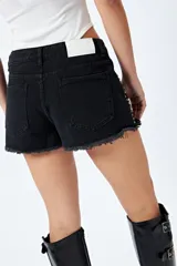 Short de jean gris oscuro con roturas y ruedo desflecado.
