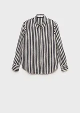 Camisa de manga larga con estampado de rayas verticales en blanco y negro, cuello camisero y cierre frontal oculto con botones.