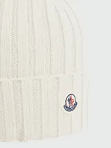 Gorro de lana tejido a canalé color blanco con logo de la marca bordado en el frente.