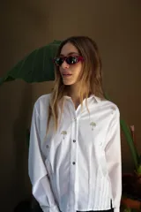 Lentes de sol rectangulares color negro con marco grueso.