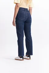 Jean gris de corte recto, tiro medio y confeccionado en 100% algodón.