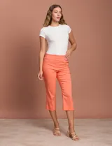 Pantalón capri amarillo de gabardina elastizada marca Ruby Rd, con pretina ancha elastizada, bolsillos delanteros simulados y bolsillos traseros aplicados.