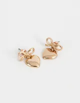 Aros colgantes cortos dorados con forma de corazón y moño.