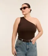 Blusa marrón de microfibra con elastano, de hombro único y bretel mediano.