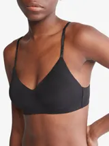 Corpiño negro Calvin Klein con escote en V, tirantes finos ajustables con logo de la marca, copas con relleno ligero sin aros y cierre trasero con broche.