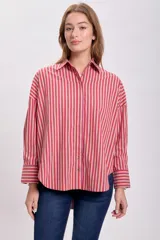 Camisa a rayas verticales rojas y blancas, de corte holgado y mangas largas con puños abotonados.