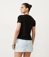Remera negra de algodón con cuello redondo y mangas cortas abullonadas.