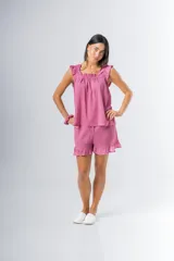 Conjunto de pijama de algodón estampado con flores, compuesto por una musculosa de escote recto con frunces y un short con elástico en la cintura y volados en el ruedo.