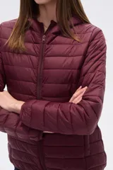 Campera acolchada negra, de manga larga y cuello alto, con cierre frontal.