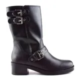 Bota de cuero sintético color negro, de caña media con dos correas con hebillas plateadas en la parte superior y una correa con hebilla plateada en el tobillo. Tiene un taco cuadrado bajo y suela de goma.