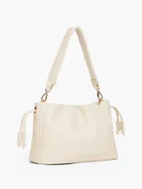 Cartera bombonera color crema con asa corta y correa larga extraíble. Tiene cierre con cordón ajustable y detalles metálicos dorados.