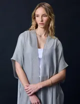 Kimono negro de gasa plisada con detalles de lurex y terminación desflecada.