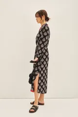 Camisa larga de algodón con estampado de hojas en blanco y negro, cuello en V, botones frontales, lazo en la cintura y tajos laterales.