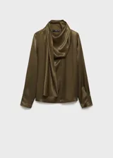 Blusa color marrón satinada con cuello drapeado, manga larga y abertura en la parte delantera.