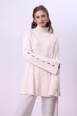 Sweater de punto color borgoña con cuello alto y diseño trenzado.