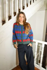 Saco tejido a máquina con hilado serido, color negro, con cuello y diseño en rombos.