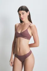 Conjunto de ropa interior color rosa viejo, compuesto por un corpiño sin aro de breteles finos y una bombacha tipo colaless.